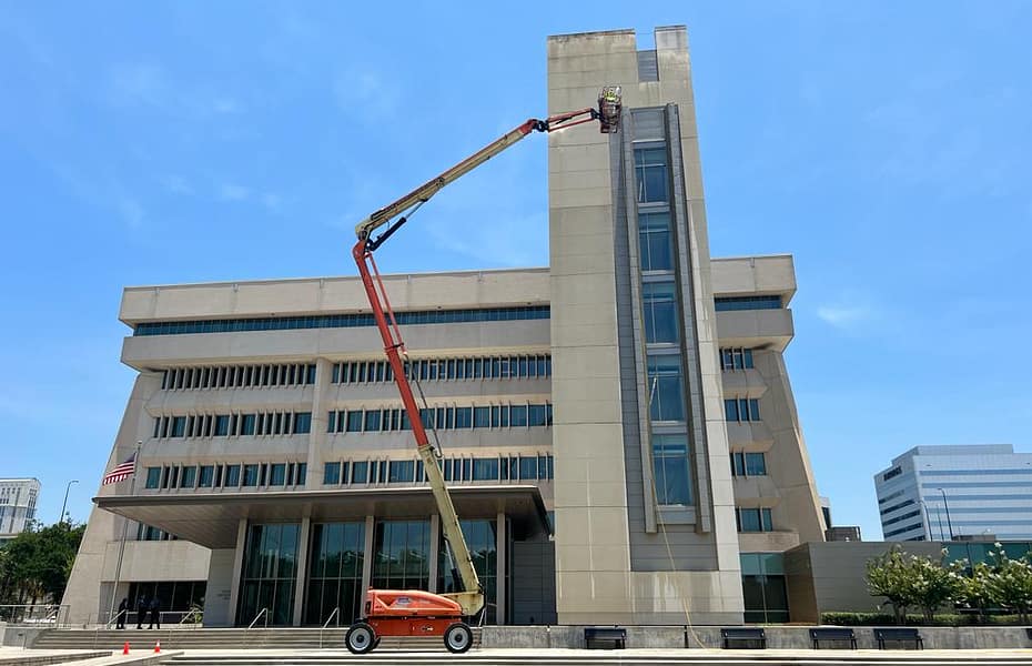 Cleaning Large Commercial Building in orlando